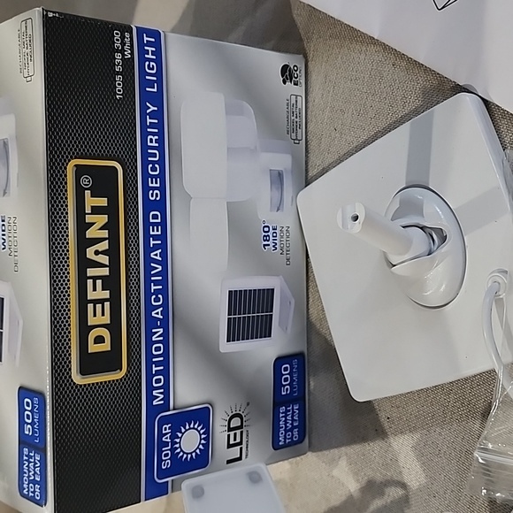 Brand New Defiant Motion Activated Security Light Solar White - Picture 4 of 5